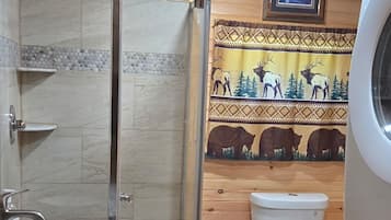 Douche, sèche-cheveux, serviettes fournies, papier toilette