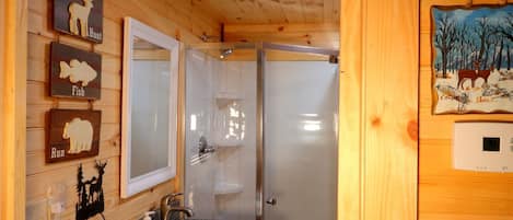 Bruser, hårtørrer, håndklæder, Toiletpapir