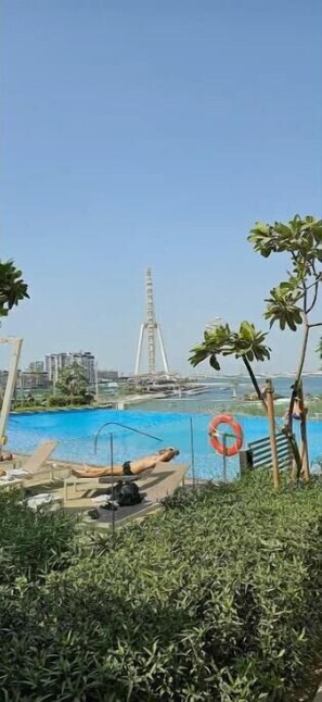 Pool - Spectacular 4-bedroom Apartment in Dubai Marina (Dubai)