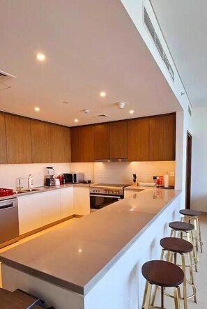 Private kitchen - Spectacular 4-bedroom Apartment in Dubai Marina (Dubai)