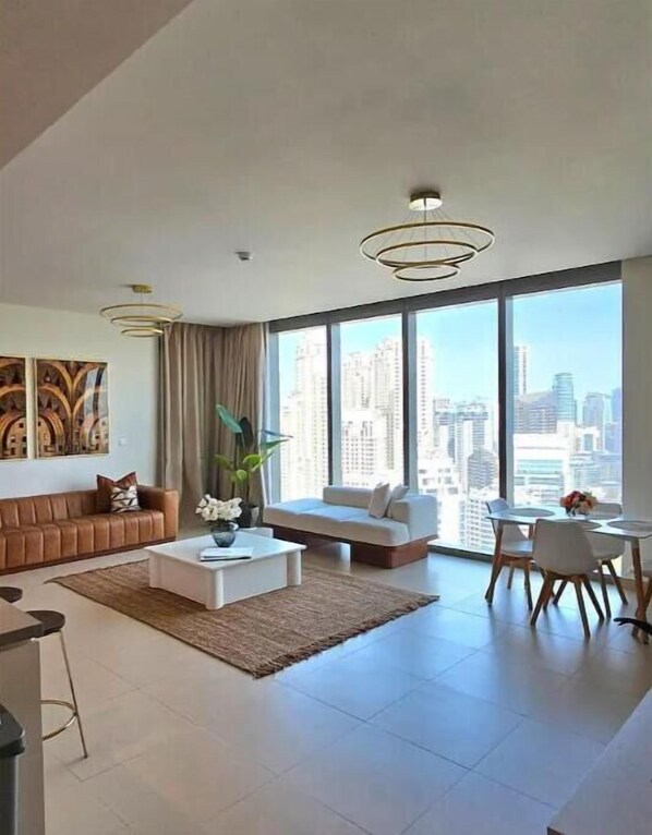 Living area - Spectacular 4-bedroom Apartment in Dubai Marina (Dubai)