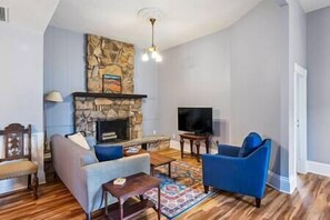 TV - Vino en Pino-Just 2 blocks to Downtown Paso! (Paso Robles)