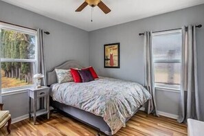 3 bedrooms, iron/ironing board, travel cot, WiFi - Vino en Pino-Just 2 blocks to Downtown Paso! (Paso Robles)