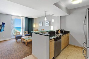 Fridge, microwave, oven, stovetop - Beachfront w/direct beach access and amazing views (Sunny Isles Beach)