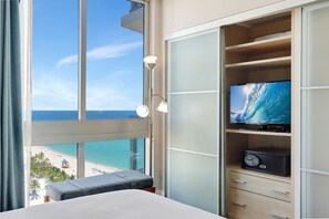 1 bedroom, iron/ironing board, free WiFi, bed sheets - Beachfront w/direct beach access and amazing views (Sunny Isles Beach)