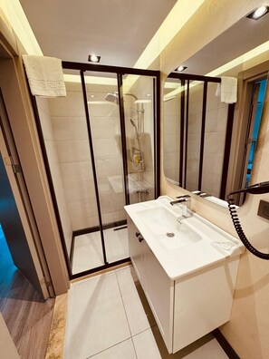 Deluxe Room | Bathroom | Shower, free toiletries, hair dryer, slippers - Mateo Hotel  (Istanbul)