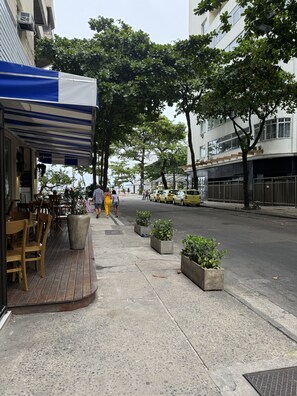 Outdoor dining - Your vacation home in Rio de Janeiro. Well equipped apt 1 block from the beach. (Copacabana Rio de Janeiro)