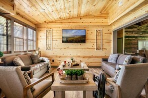 Fernseher, Kamin, Videospiele, Tischfußball