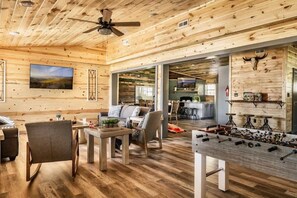 Fernseher, Kamin, Videospiele, Tischfußball