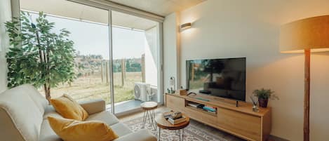 Deluxe Apartment, Garden View | Living area
