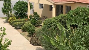 Zona residencial con casas de techos rojos y un camino pavimentado.
