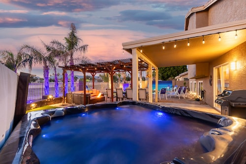 Luxury home w/ Heated Pool & Hot Tub | Pool Table | King Beds | Fire Pit & Grill