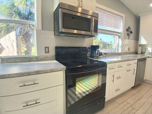 Frigorífico, microondas, horno y placa de cocina