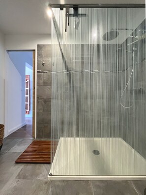 Douche, sèche-cheveux, serviettes fournies