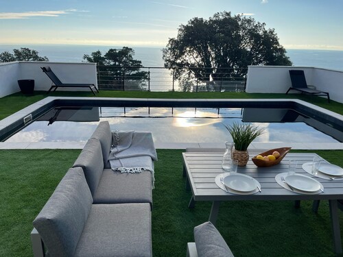 Villa moderne vue mer pour 10 pers ,  avec piscine a 5mn de Bastia. 