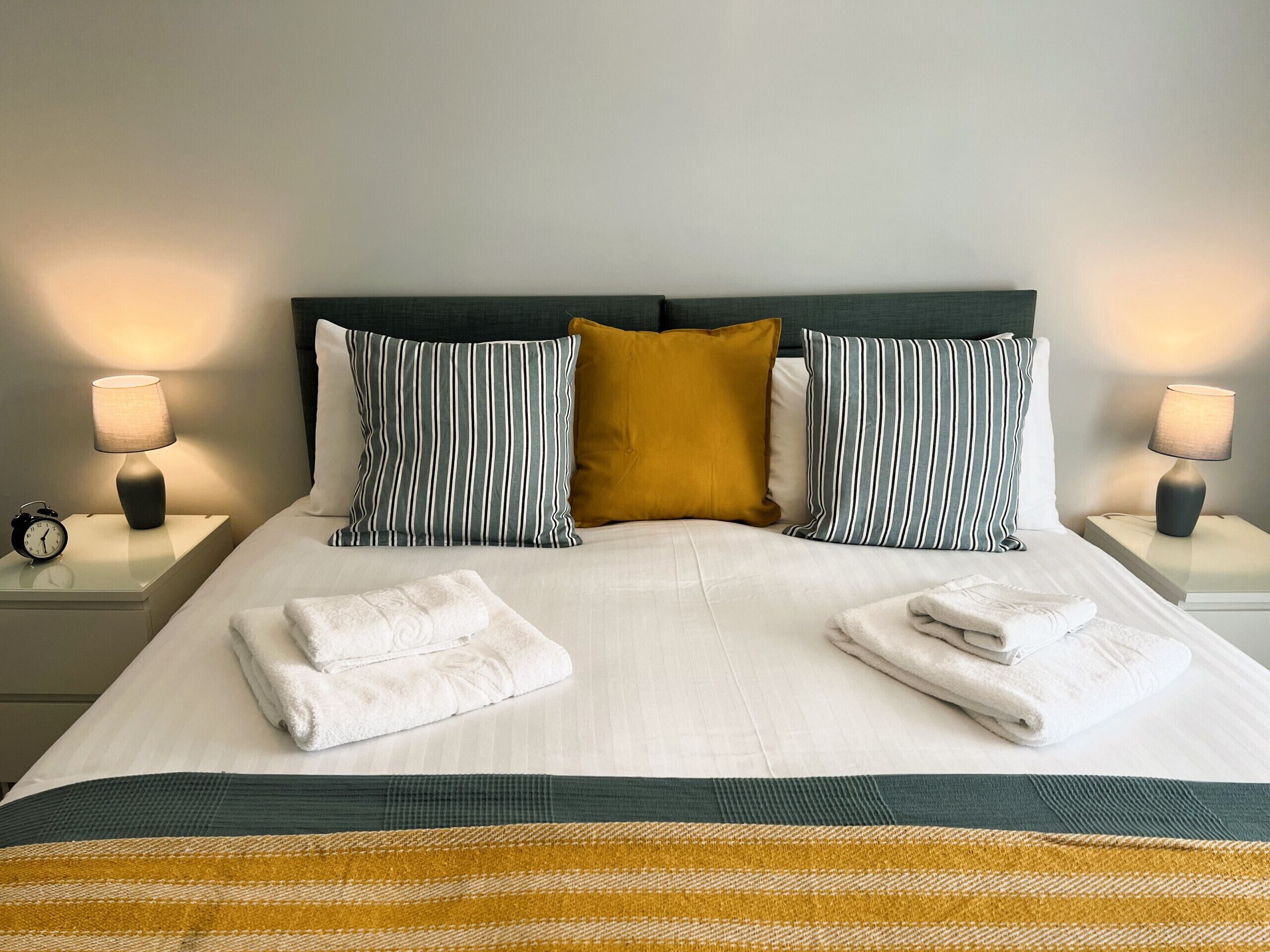 3 habitaciones, tabla de planchar con plancha y cuna de viaje 