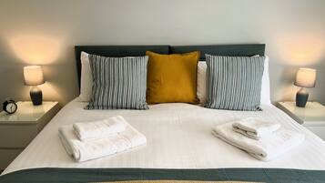 3 habitaciones, tabla de planchar con plancha y cuna de viaje