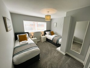 3 chambres, fer et planche à repasser, lit de bébé portatif