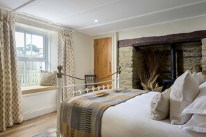 5 bedrooms, iron/ironing board, WiFi, bed sheets