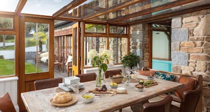 Ellenglaze is an elegantly and lovingly renovated, Grade II-listed farmhouse.