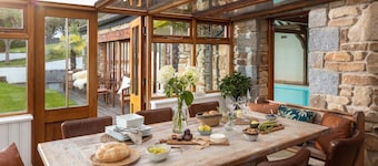 Ellenglaze is an elegantly and lovingly renovated, Grade II-listed farmhouse.