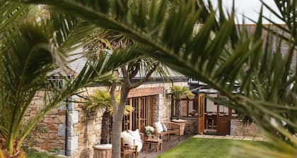 Ellenglaze is an elegantly and lovingly renovated, Grade II-listed farmhouse.