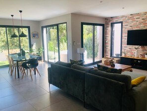 TV, ping pong - Jolie Villa Contemporaine Dans UN Quartier Très Calme EN Face DE LA Garrigue (Poulx)