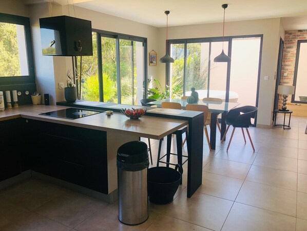 Fridge, microwave, oven, stovetop - Jolie Villa Contemporaine Dans UN Quartier Très Calme EN Face DE LA Garrigue (Poulx)
