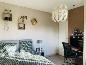 3 dormitoris, planxa i posts de planxar, wifi i roba de llit