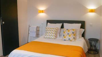 Escritorio y espacio para trabajar con laptop