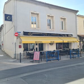Front of property - LE CENTRAL Hôtel Bar Restaurant (Balaruc-les-Bains)