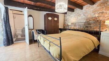 8 makuuhuonetta, silitysrauta/-lauta