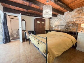 8 makuuhuonetta, silitysrauta/-lauta