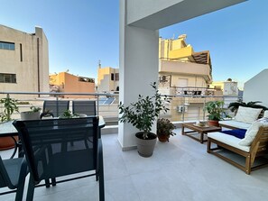 Outdoor dining - Cozy Apartment with Spacious Veranda Downtown (Iraklio)