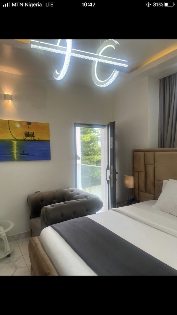 Escritorio, espacio para trabajar con laptop y wifi gratis