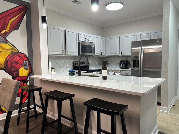 Kühlschrank, Mikrowelle, Ofen, Herdplatte