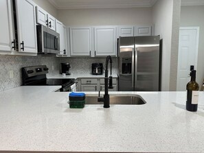 Wasserkocher mit Kaffee-/Teezubehör, Kühlschrank, Mikrowelle, Ofen