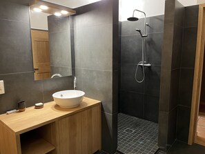 Douche, sĂšche-cheveux, serviettes fournies, savon