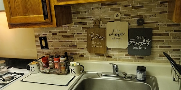 Fridge, oven, stovetop, coffee/tea maker