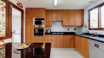 Refrigerador, microondas, horno y lavavajillas