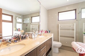 Dutxa, assecador de cabells, tovalloles i sabó 