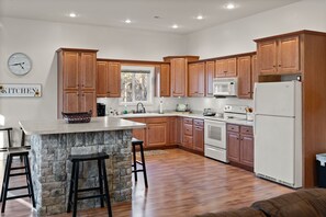 Geladeira, micro-ondas, fogão, cooktop