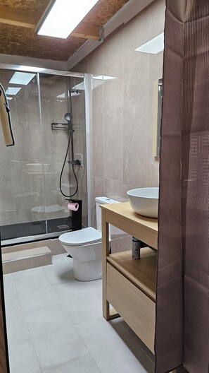 Douche, savon, papier toilette