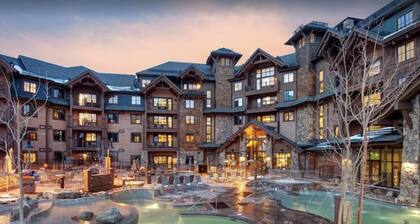 Stunning Mountain Lodge w/ Hot Tubs, Pool, Hiking Trails, Movie Theatre, Spa!