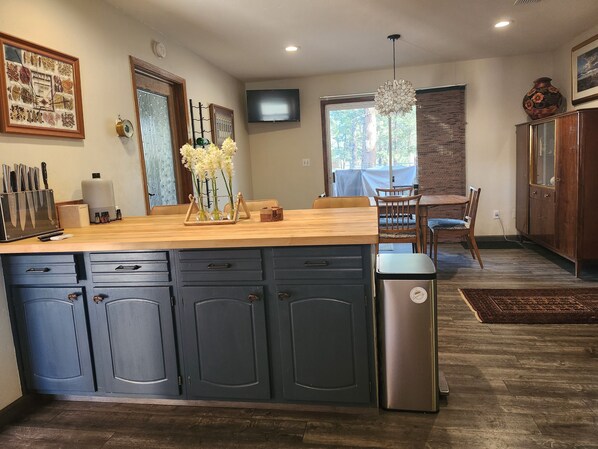 Dining - Remodeled Cozy home: 20min to Wolfcreek Ski + 3min to Golf and Rio Grande River (South Fork)