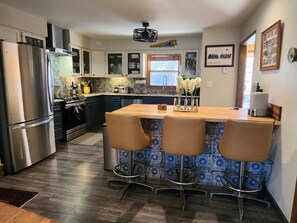 Fridge, microwave, oven, stovetop - Remodeled Cozy home: 20min to Wolfcreek Ski + 3min to Golf and Rio Grande River (South Fork)