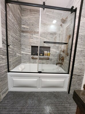 Shower, hair dryer, bidet, towels
