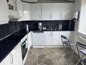 Oven, stovetop, dishwasher, toaster - Sjømannskirken Hostel (Narvik)