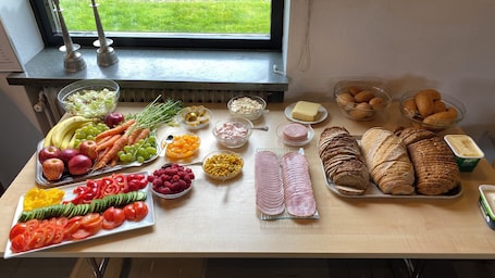 Daily buffet breakfast (NOK 100 per person)