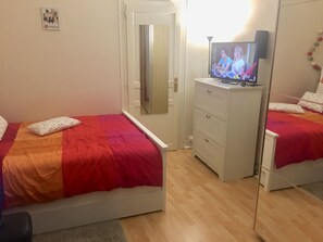 1 dormitorio, tabla de planchar con plancha, wifi gratis y ropa de cama